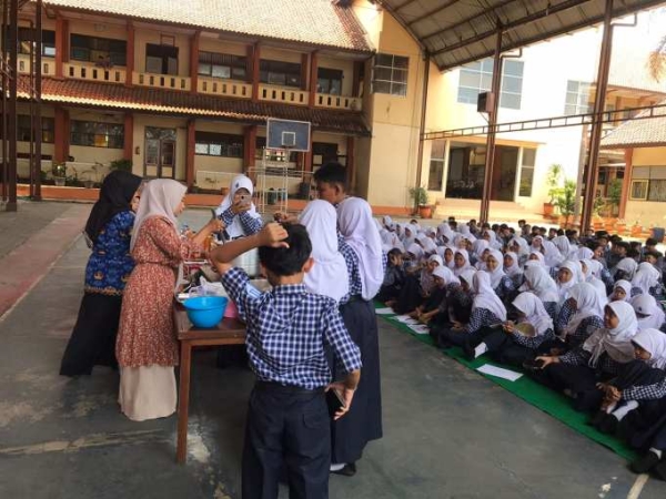 Siswa SMP Negeri 1 Mayong Dilatih Membuat Minuman Tradisional